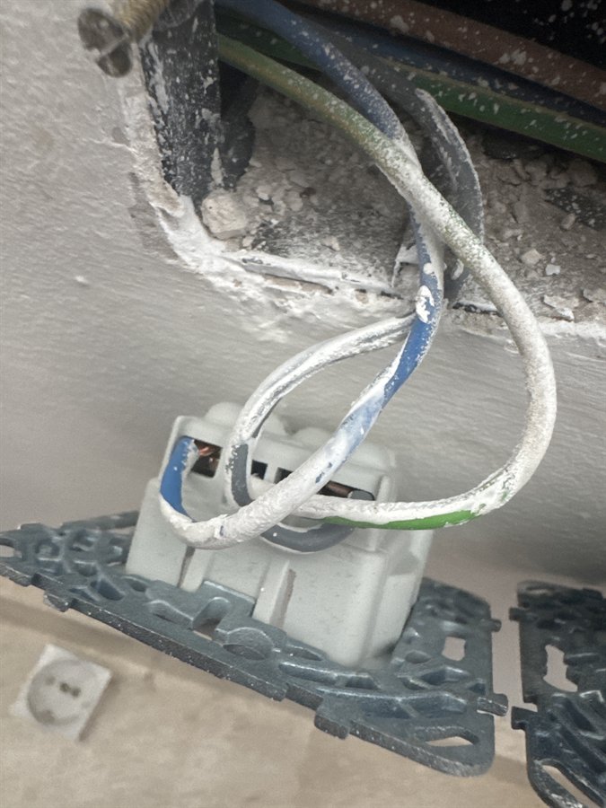 Caja de mecanismos con cableado antiguo antes de la sustitución