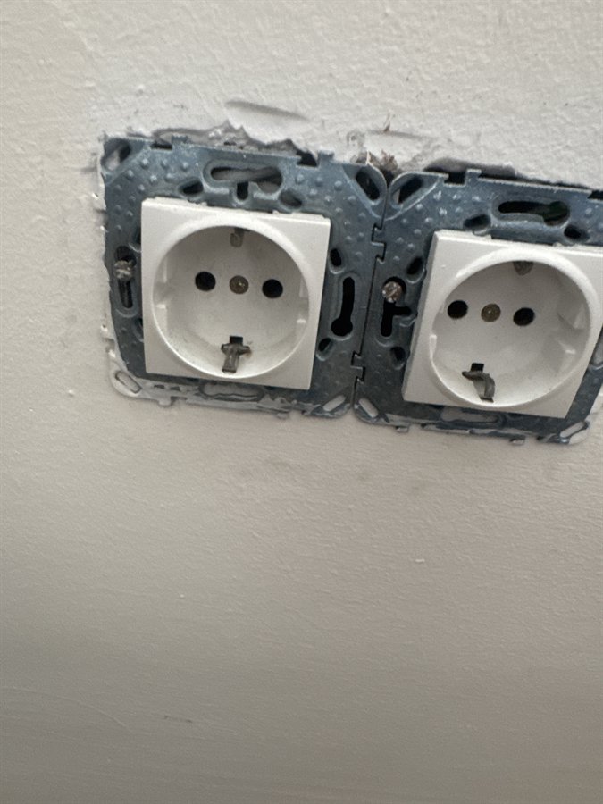 Enchufes nuevos montados en la pared