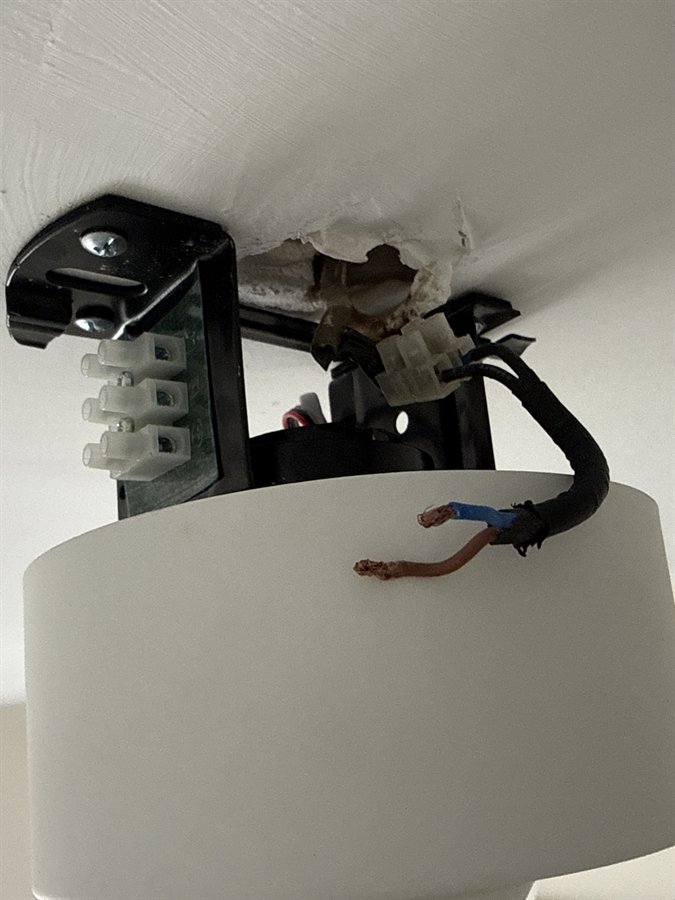Lámpara de techo antigua desmontada con el cableado a la vista