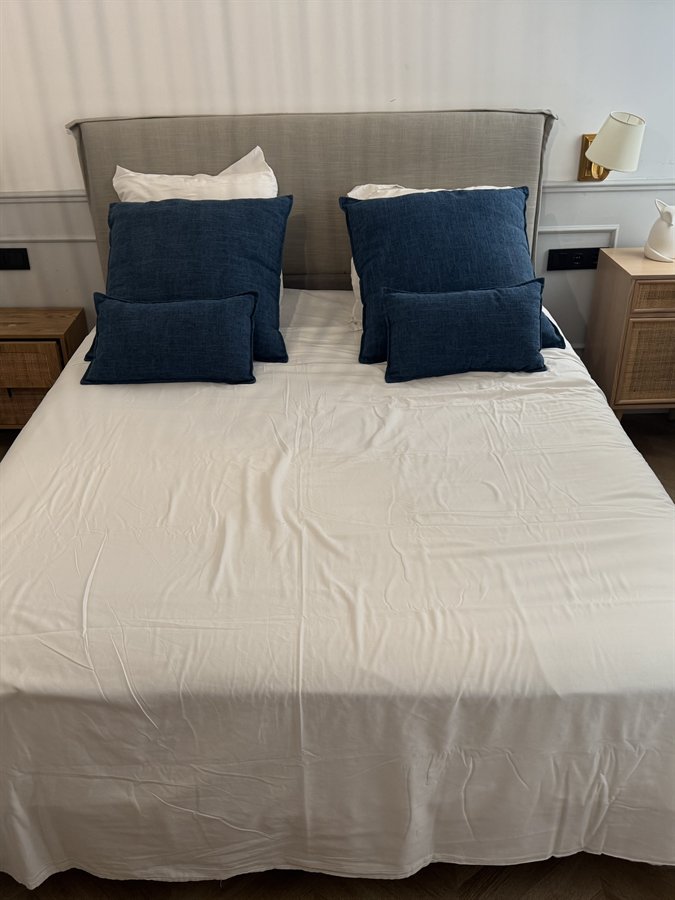 Dormitorio terminado con la cama montada y vestida