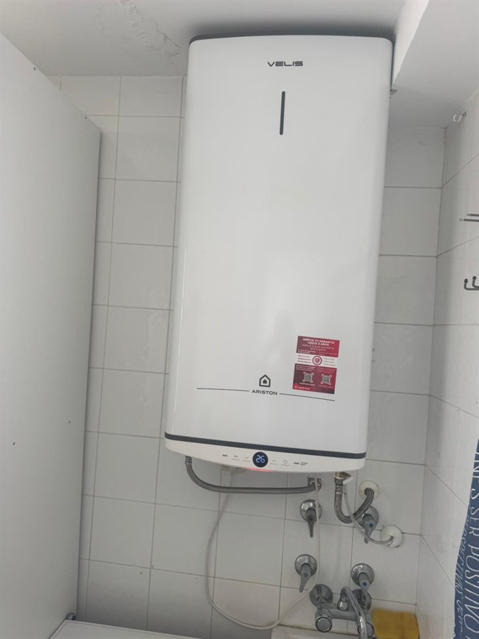 Termo eléctrico nuevo instalado en el baño